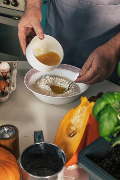 Kucharz przygotowujący posiłek